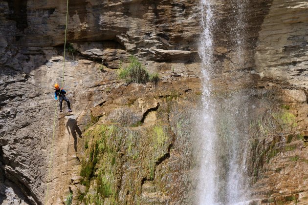 Naast de waterval