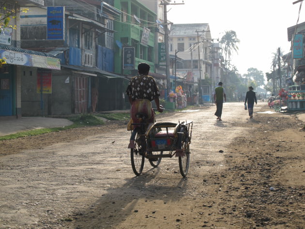 Riksja rijder vroeg op de ochtend in Sittwe, Myanmar / Birma