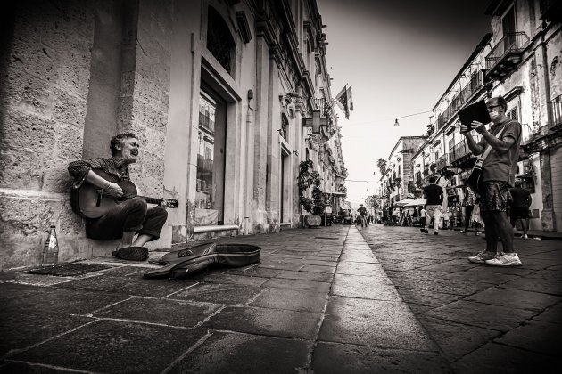 Glen Hansard speelt op straat in Noto, Sicilie - 2020