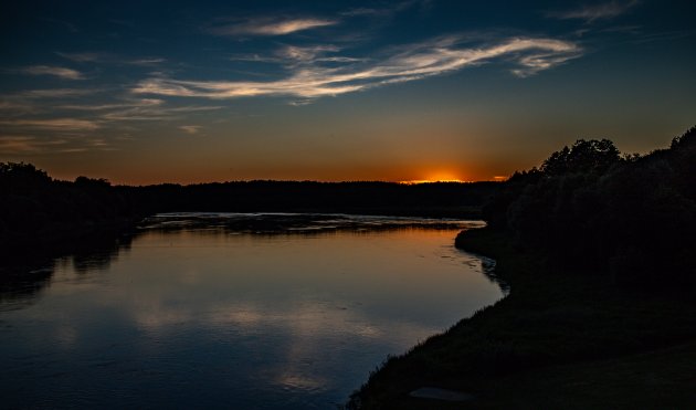 Een nacht aan de rivier.