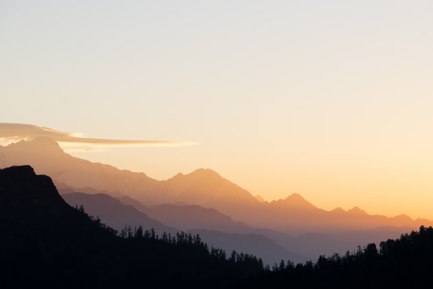 Zonsopgang in de bergen in Nepal