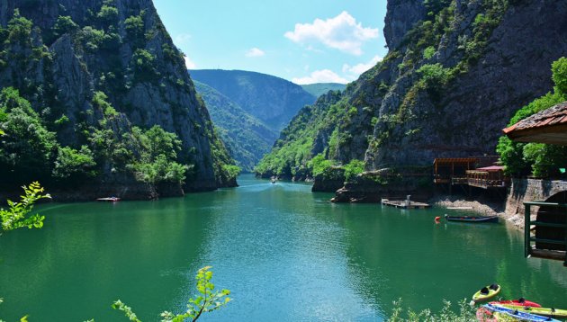 Zicht op de Matka kloof in Noord-Macedonië