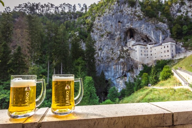 2 potten bier en het Predjama Kasteel