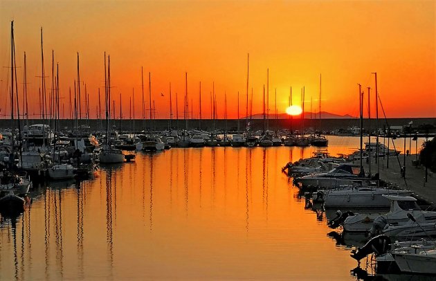 Windstilte in de haven van Castelsardo