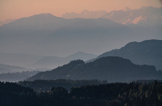 Oneindige berglaagjes in Karinthië, Oostenrijk