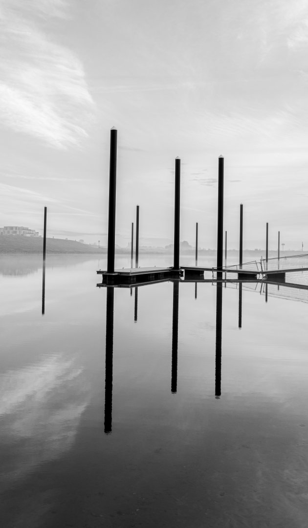 Spiegelwaal. de nevengeul van Nijmegen is een prachtige plek om te recreëren.