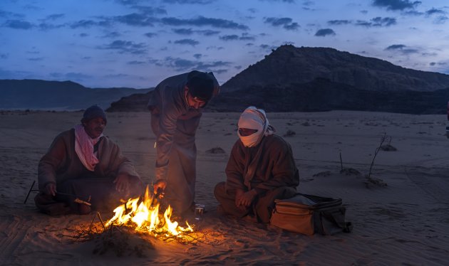 Bedoeïenen zetten thee in de vroege ochtend, in Wadi Rum, Jordanië