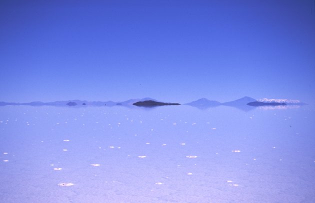 Spiegelende zoutvlakte