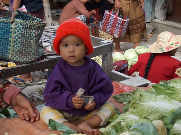 klein kindje op de markt