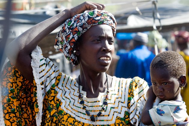 vrouw met kind op markt in Djenne