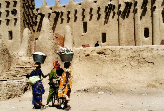 straatbeeld in Djenne