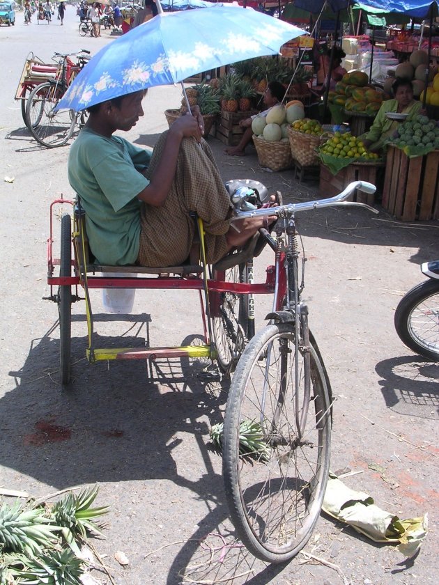 Fietsriksja op markt te Mandalay