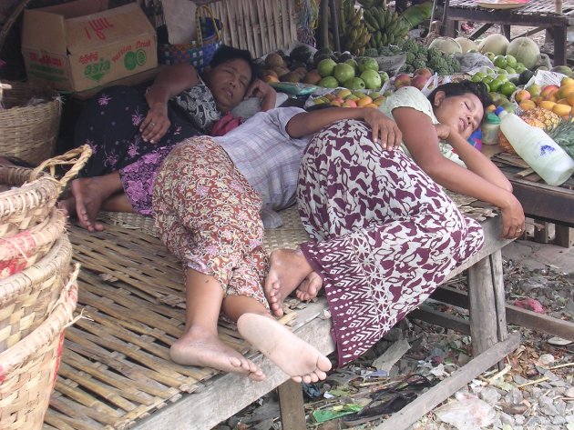 Middagdutje op markt, Mandalay