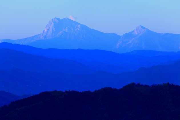 Gezicht op de Monte Sibilini voor zonsopgang...