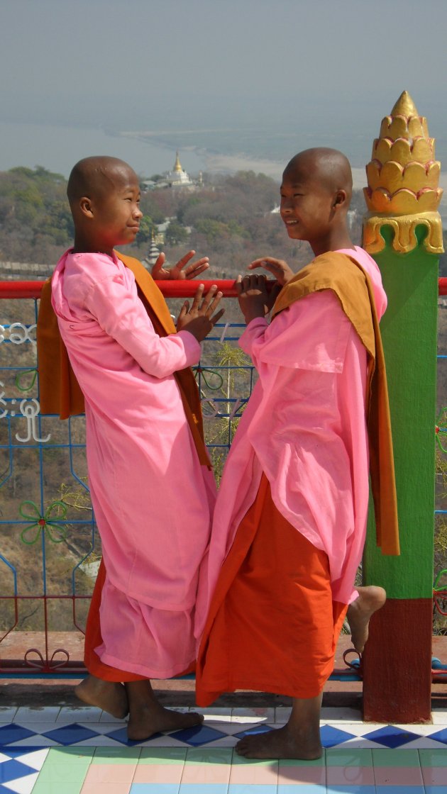 Twee jonge nonnetjes (Sagaing)