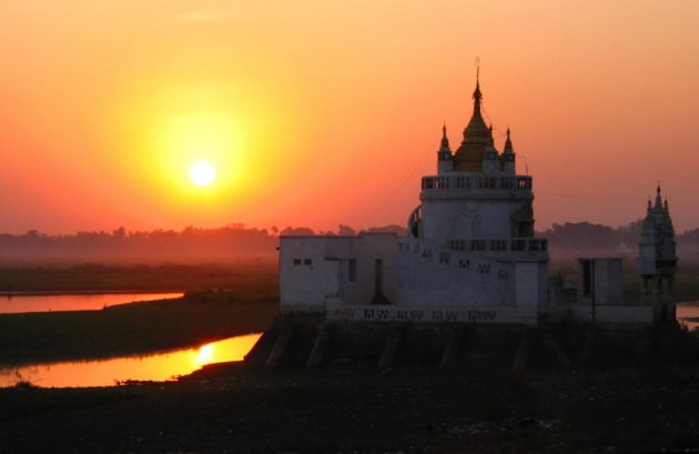 bij de U-bein bridge