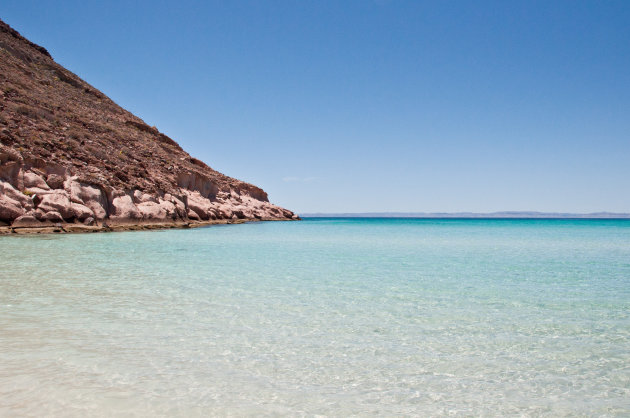 Uitzicht vanaf een onbewoond eiland (nabij Isla Espiritu Santo)