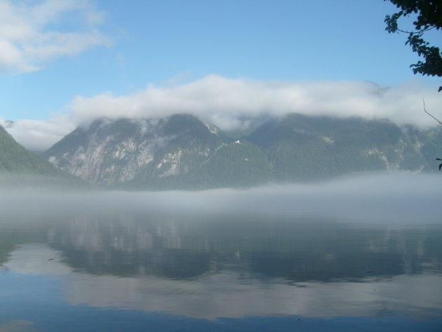 Meer en berg in wolken