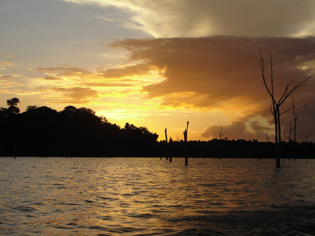 Zonsondergang bij het Brokopondomeer