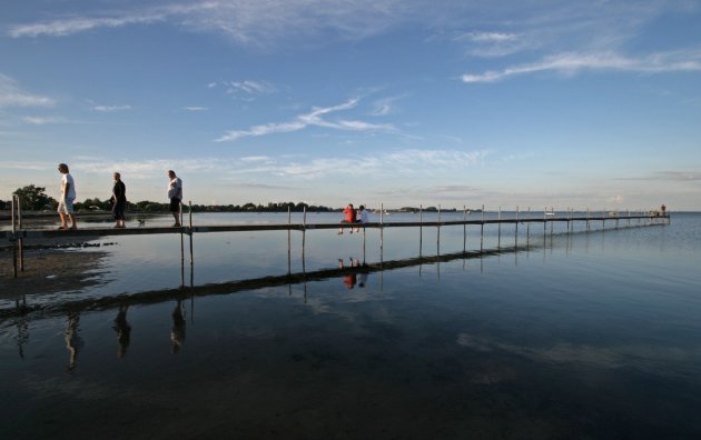 Steiger reflecteerd in het water van de Kleine Belt