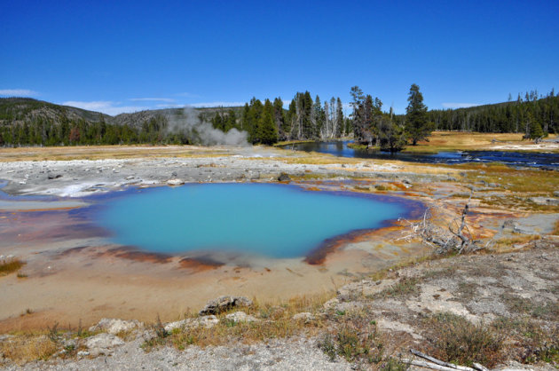 Hete bron dichtbij de Firehole river in Yellowstone