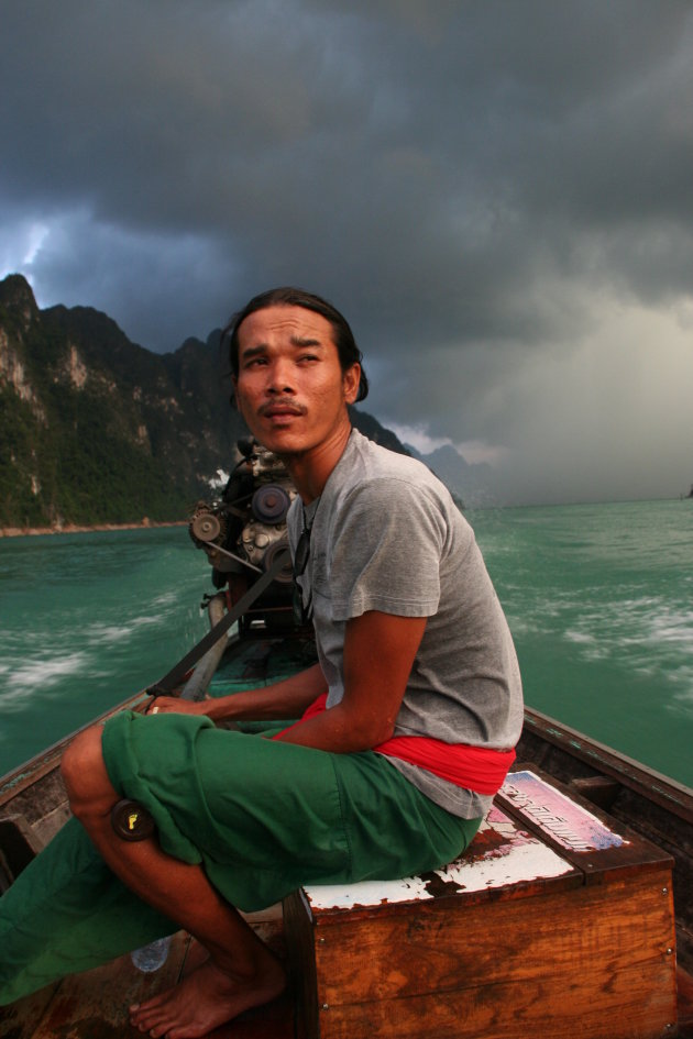 Stuurman op longtailboot in Khao Sok NP