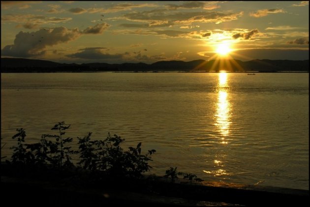 Genieten van de ondergaande zon in Mandalay