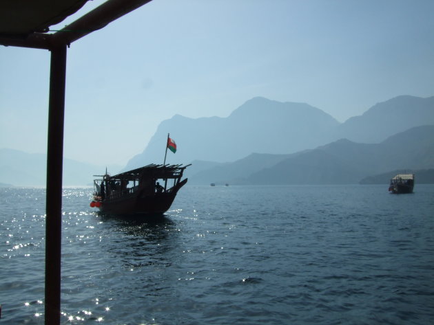 Zicht op zee en bergen