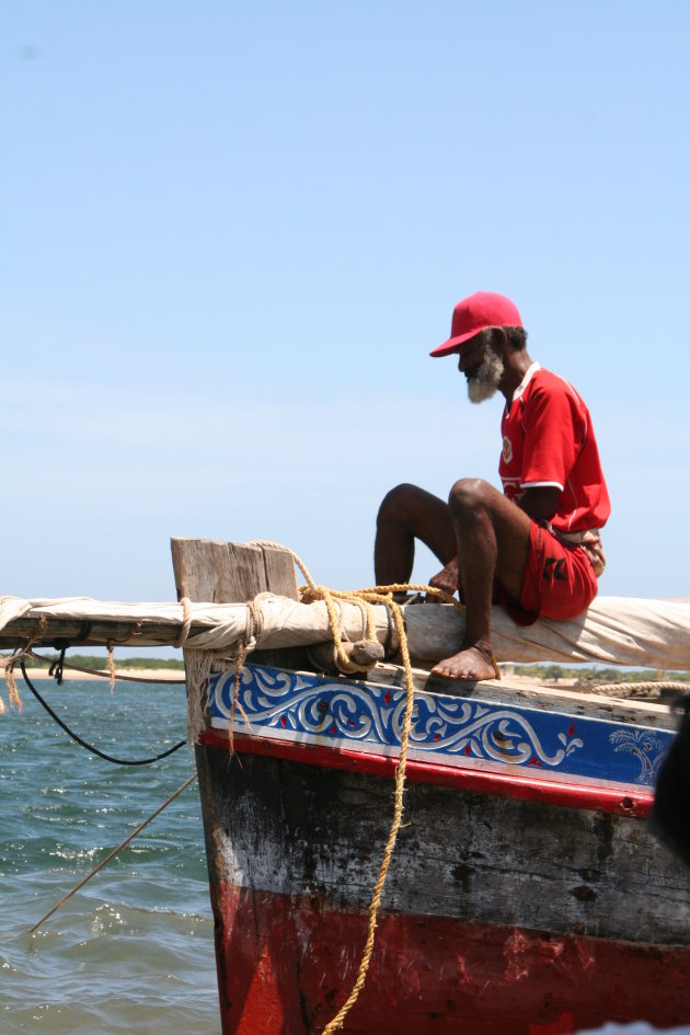 Schipper in Lamu rust uit op zijn Dhow