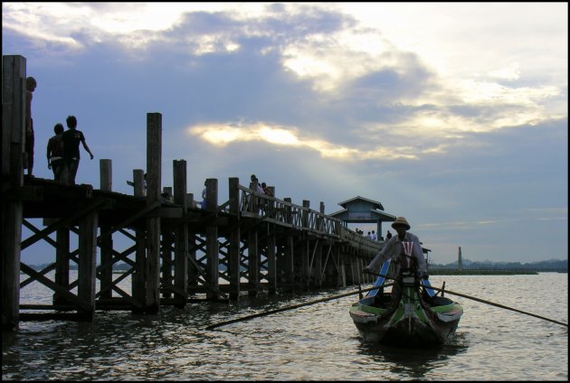 U Bein Bridge bij hoog water