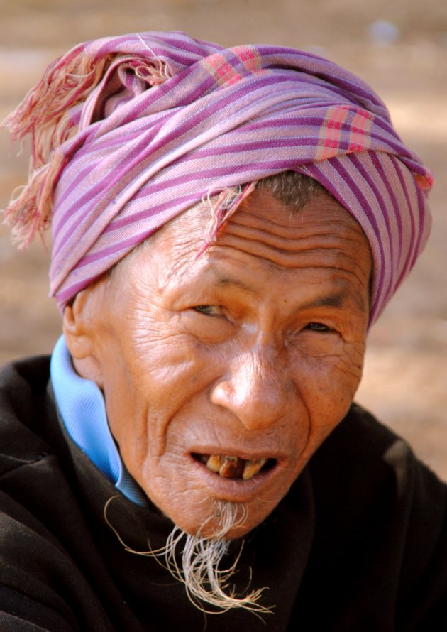 Man met hoofddoek.