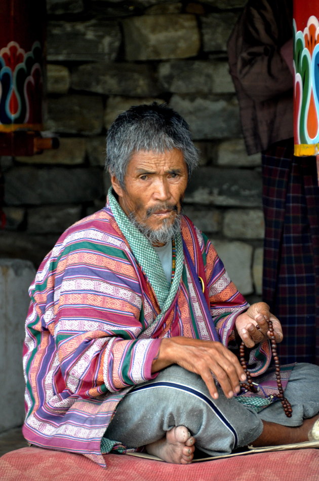 man bij stupa