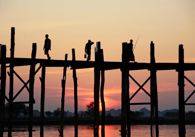 silhouetten op de brug