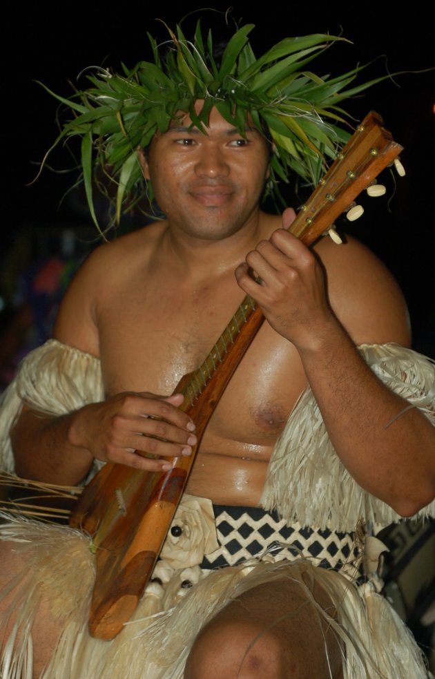 Ukelele boy tijdens het Heiva-feest op Raivavae.