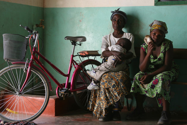 Zambiaanse vrouwen, in afwachting van het begin van een kerkdienst. 