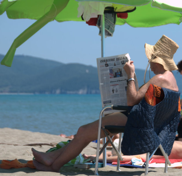 Op het mooie strand van Maremma,,Geen dag zonder krant,,