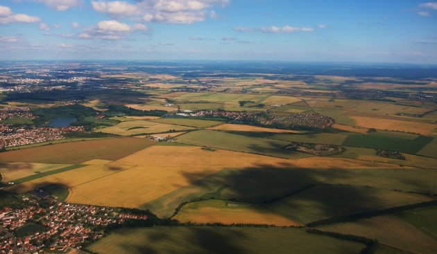 De aarde vanuit een vliegtuig