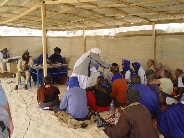 festival au desert in discussie