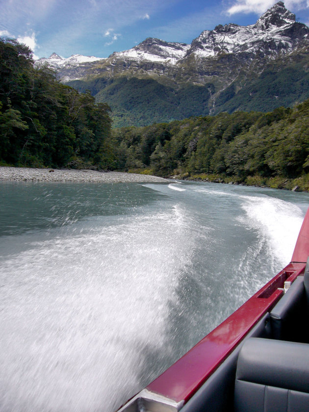 Pijlsnel over de Dart River