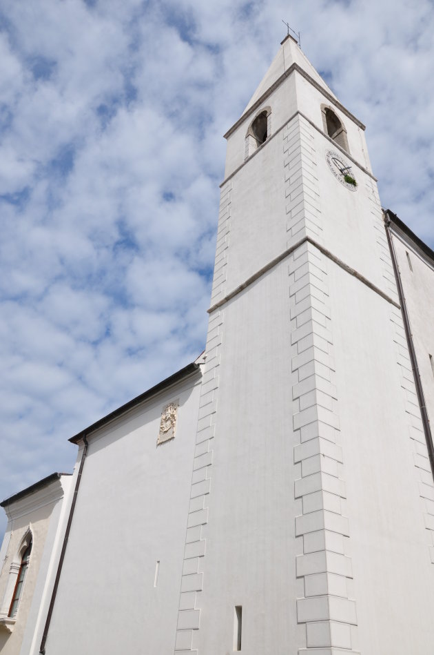 wolkenzee langs kerktoren