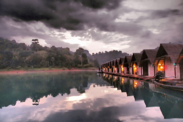 Drijvende vlot hutjes op het meer in Khao Sok (natuurpark zuid Thailand)