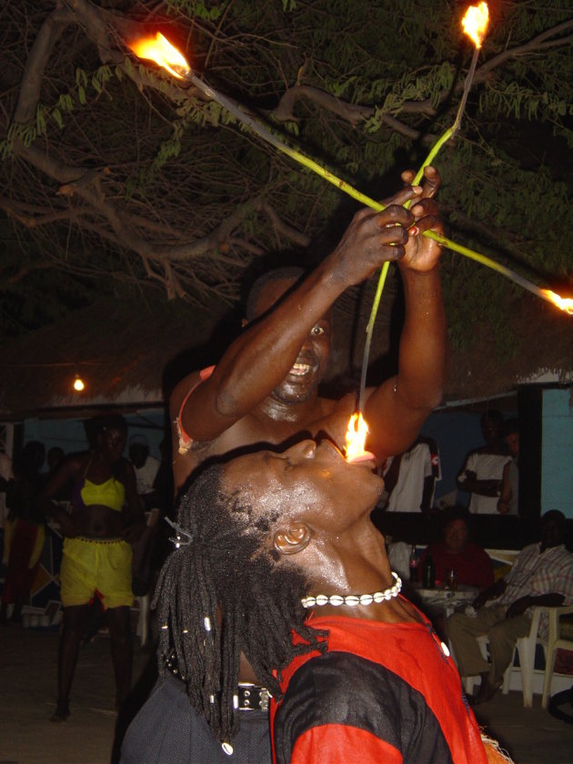 Vuurspuwer in Foundiougne, Senegal