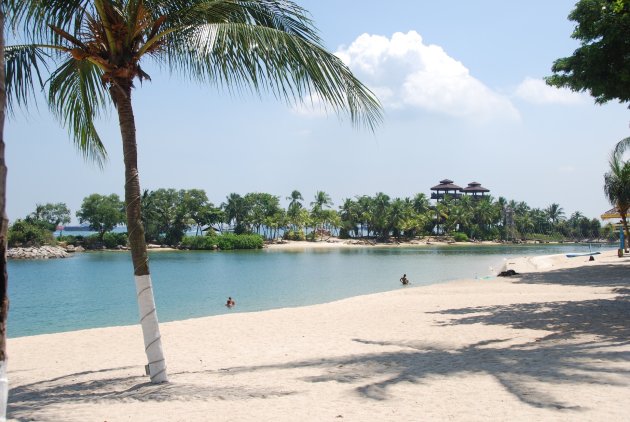 Wit zand, helderblauwe zee en palmbomen op Sentosa Island