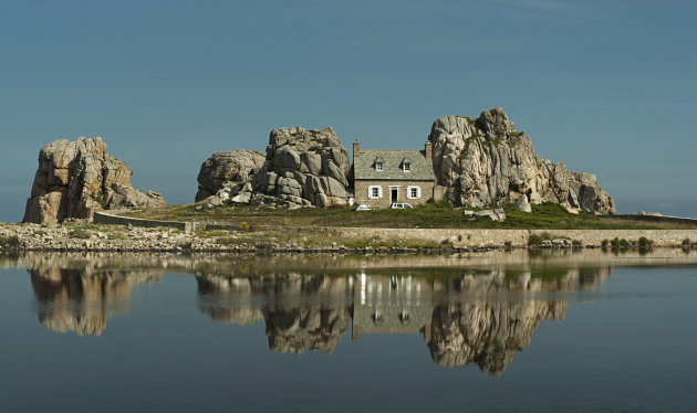 Huis tussen de rotsen.