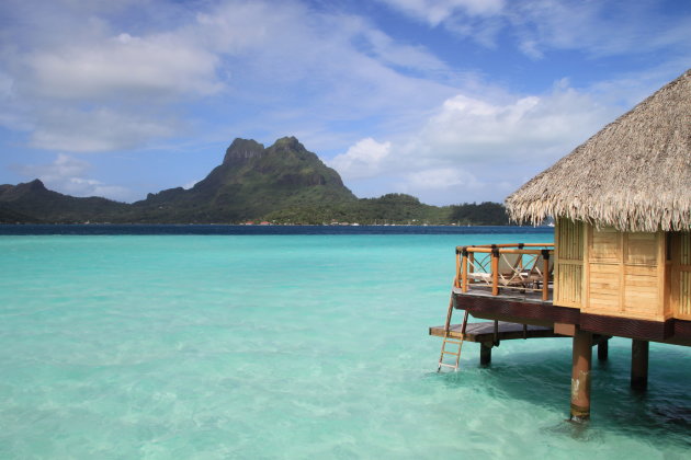 Bora Bora uitzicht op Mt Otemanu vanuit bungalow