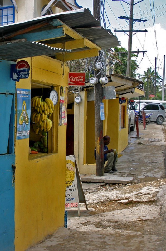 wirwar van electriciteitskabels in Cabarete