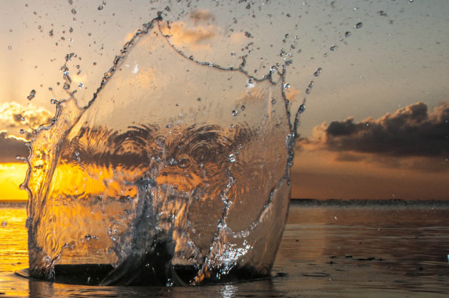 Waterplons voor zonsondergang