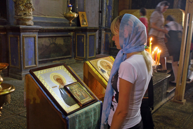 Eerbied in kathedraal Rostov Veliki