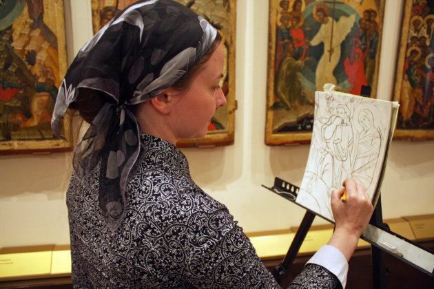 Studenten van de kunstacademie leren in het museum