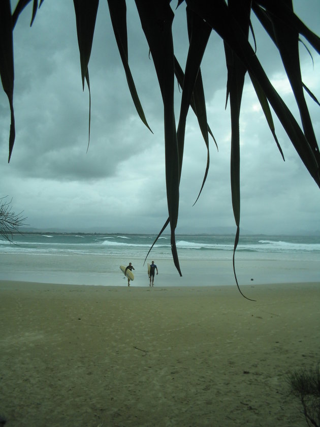 Surfers bij Byron Bay